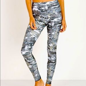 Onzie
High Rise Legging Marble Camo size M/L